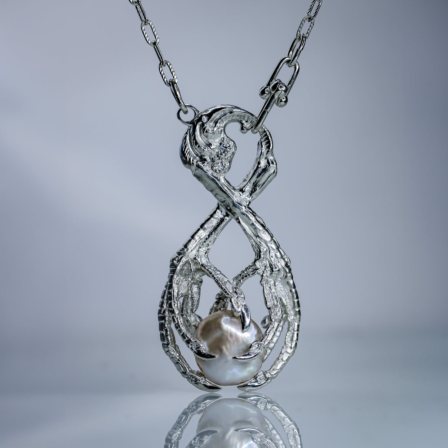 Venus' Dove Claw with Pearl .2
