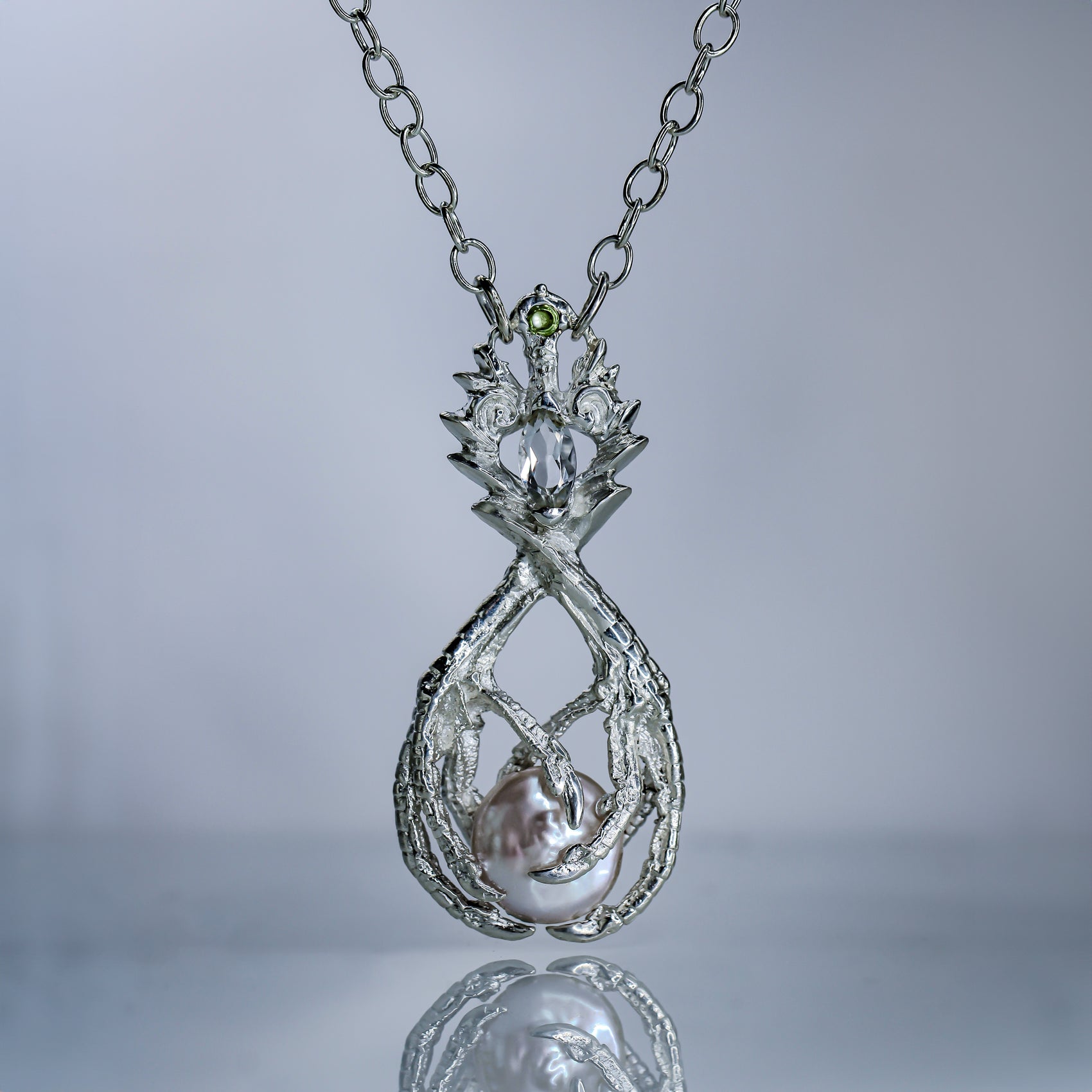 Venus' Dove Claw with Pearl .3