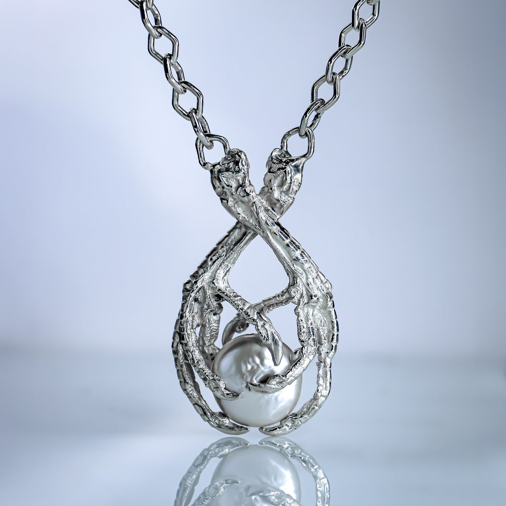 Venus' Dove Claw with Pearl .4